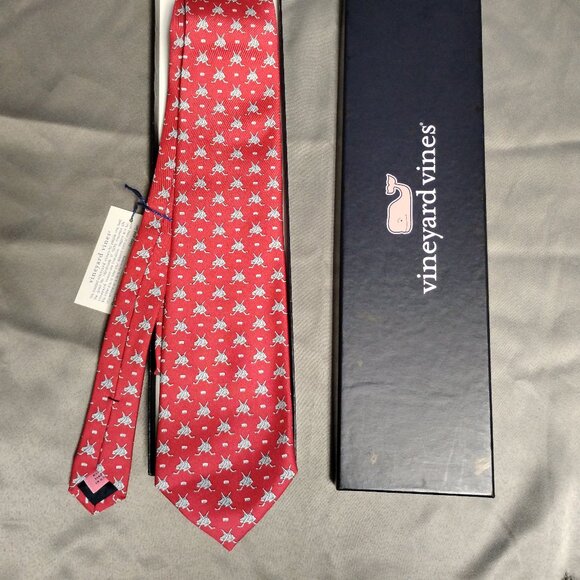 ❤️NWT VINEYARD VINES 100% Silk Marthas Equestrian Hockey Shep & Ian +Box - Picture 1 of 7